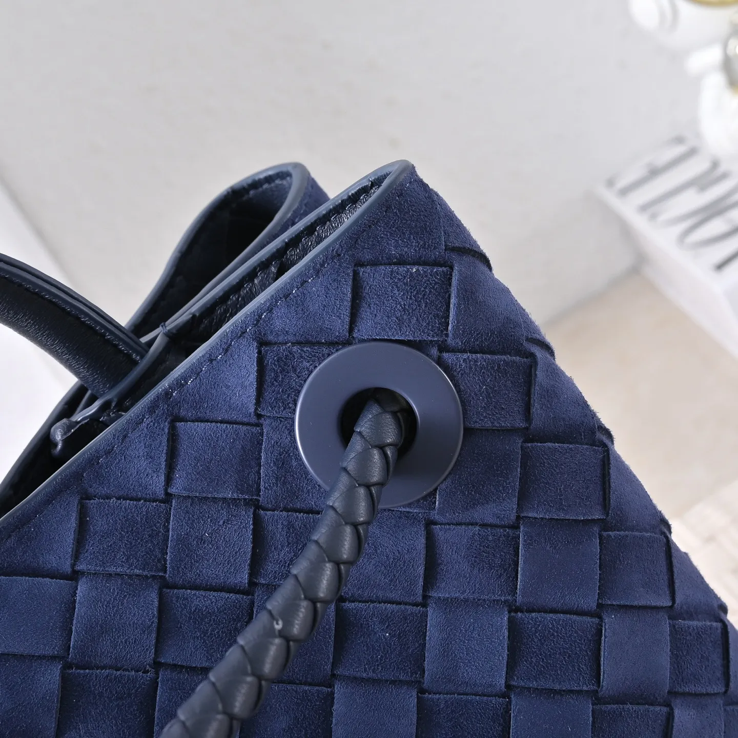 Batch 1960 #BV new suede Andiamo 🎈 Warm deerskin Andiamo for autumn and winter is here🍂 Made of cashmere calf deerskin, the touch is softer and more delicate, and the overall body is very full and high-end! The shoulder strap has a sliding metal knot buckle that can be adjusted at will. It can be carried on the shoulder/handheld/cross-body in various ways. The bag has a large capacity and is suitable for commuting/daily use/traveling. This bag is divided into small/medium/large sizes. There is always one that suits you. Then take me with you🎀🎀 Dimensions: 25x22x10.5 Model: 7463